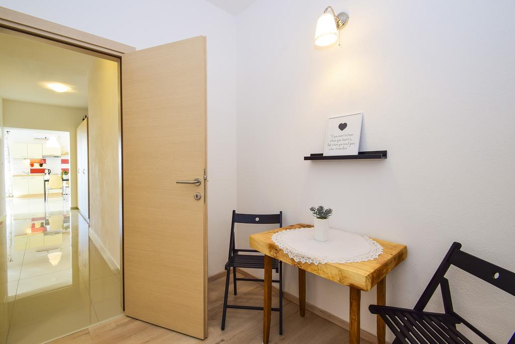 Amadrian Apartments 시베니크 외부 사진
